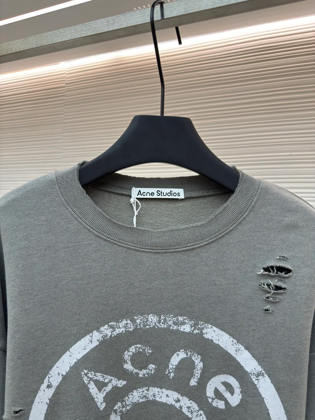 Acne Studios ripped distressed logo sweatshirt ●Authentic product: Purchased and developed in 1904 ●Item number: 1680378-A75 ●Fabric: Double-ply cotton plain fabric ●Technology: Distressed printing ●Version: Loose fit ●Weight: about 550 grams ●Size: S-M-L-XL ●Description: Customized dream-painted double-ply cotton plain fabric, excellent texture, comfortable and skin-friendly, with deep black as the main color Like the mottled rust on ancient copperware, the unruly soul of AcneStudios is engraved on the chest. The ingenious integration of hole elements and wanton swaying on the black canvas is a deliberate rebellion, a break away from the shackles of tradition, and unique in the wave of trends. Glue printing is used. The chest printing is modified three times with the film screen. The glue liquid paint is used to print the pattern on the fabric. The fabric is baked to fix the printed pattern. Many parts of the body of the garment are worn and worn by pure artificial regularity, and hand brush marks are added to the surface of the garment to add texture and depth to imitate the texture of natural wear and tear. The fabrics have been washed to give them a better feel and texture. They are not easy to deform, shrink or fade, and maintain their long-lasting beauty. The overall color is consistent with no color difference. It can be matched with the same style to create a fashionable look, and can be used in various occasions. Customized accessories, complete with three standards, the same style for men and women!